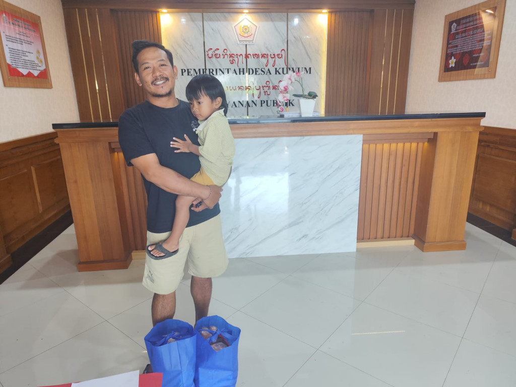 PEMBERIAN MAKANAN TAMBAHAN ( PMT ) BAGI BALITA STUNTING BULAN SEPTEMBER TAHUN 2025 DI DESA KUWUM